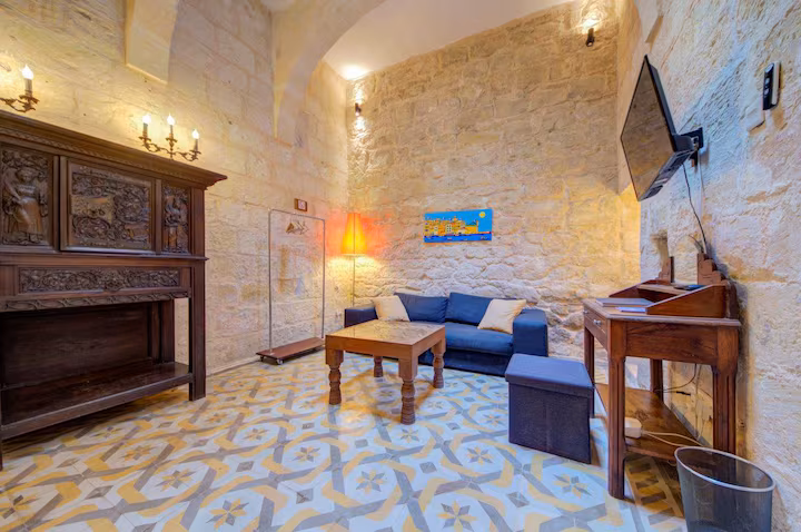 Modern holiday rental apartment in Malta with bright living space and fully equipped interior